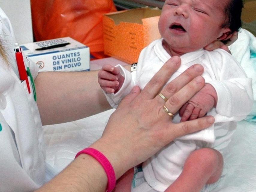 Una matrona con un bebé recién nacido.