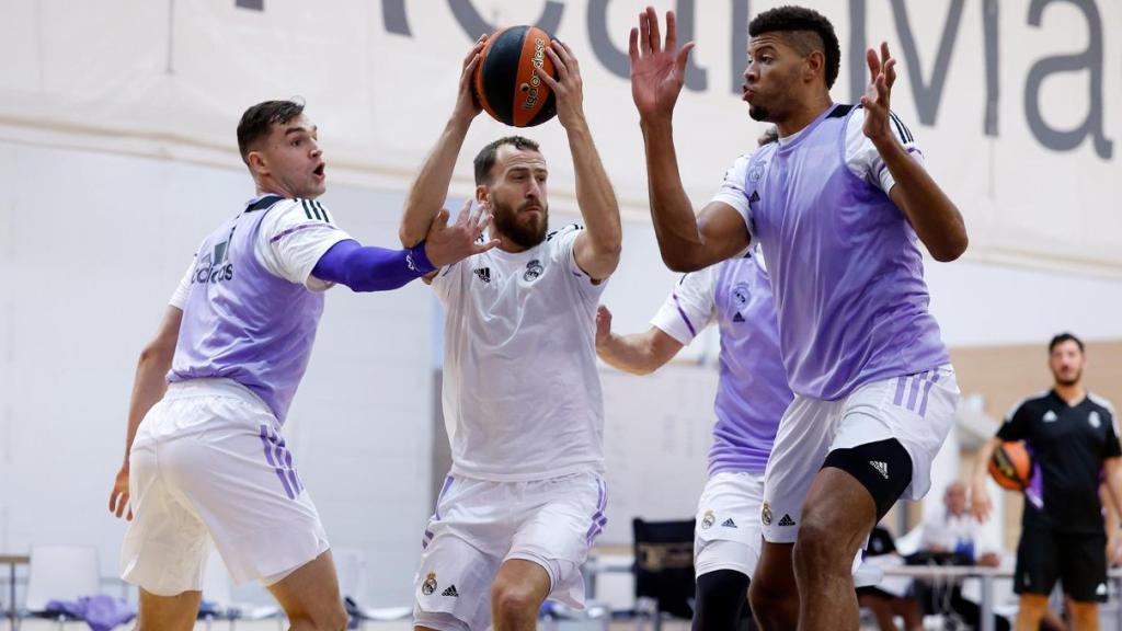Sergio Rodríguez intenta jugar un balón ante Tavares en un entrenamiento