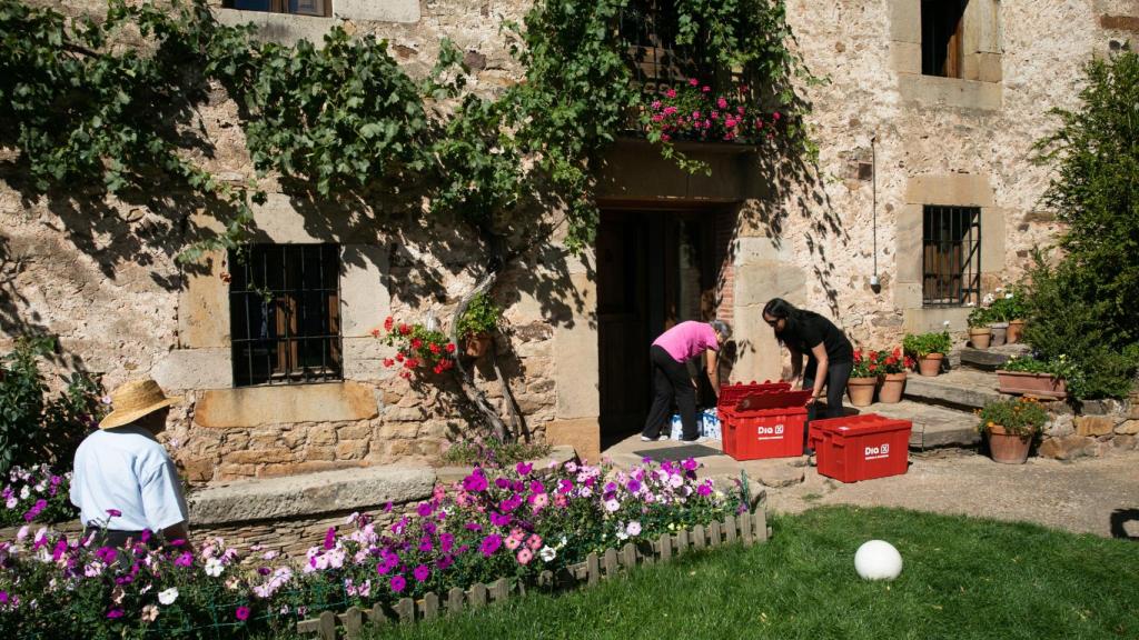 Victoria Tortosa, fundadora de La Exclusiva, reparte un pedido en Espejo de Tera (Soria).