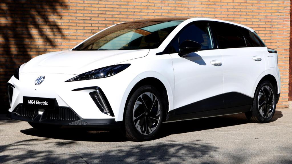 El MG4 es un coche eléctrico de tamaño mediano que se caracteriza por su precio competitivo.