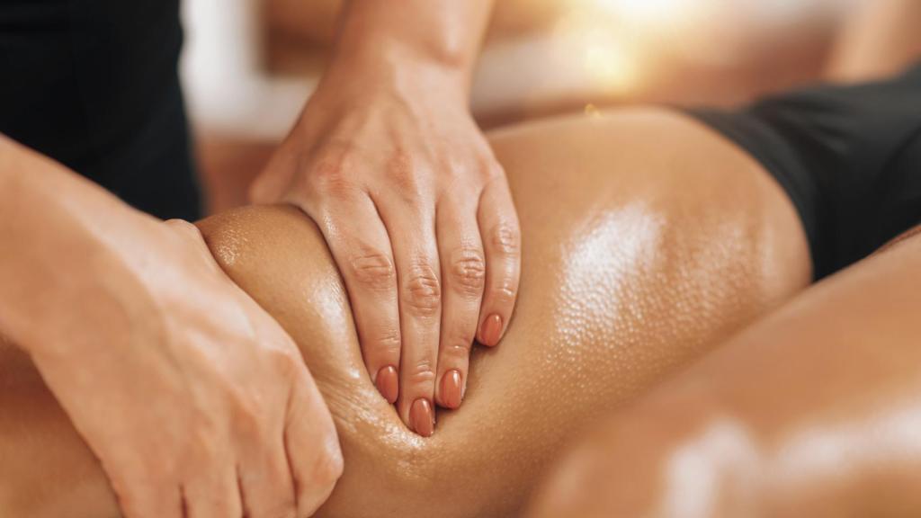 Una mujer se somete a un masaje de drenaje linfático.