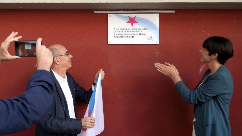 Francisco Jorquera y Ana Pontón descubren la placa conmemorativa del BNG.