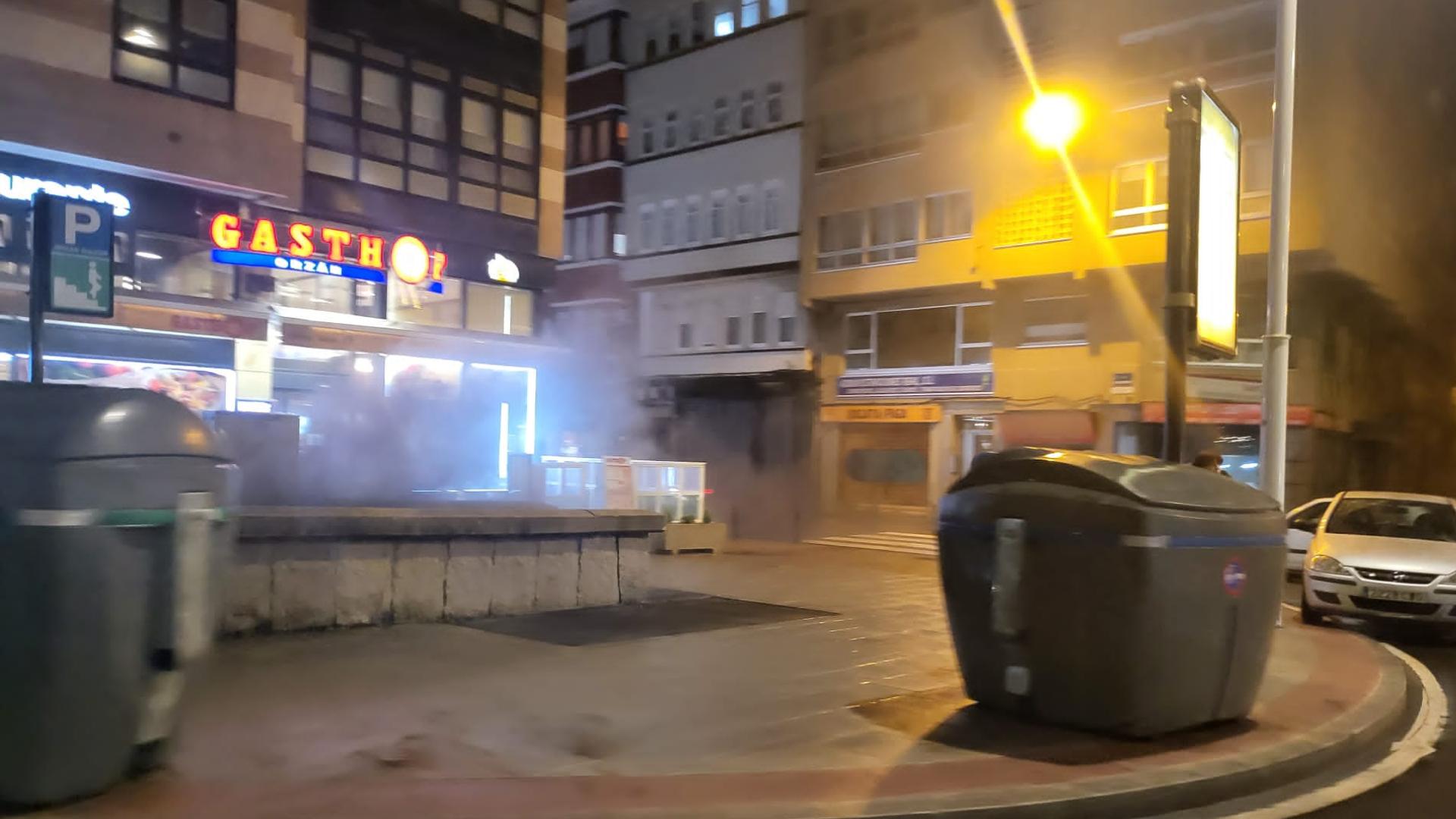 Humo saliendo por una de las entradas del parking. Foto: Cedida