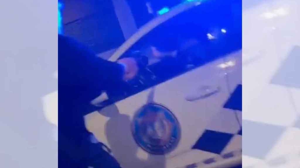 Un joven amenaza con un arma falsa a la Policía Local de Ponteareas (Pontevedra).