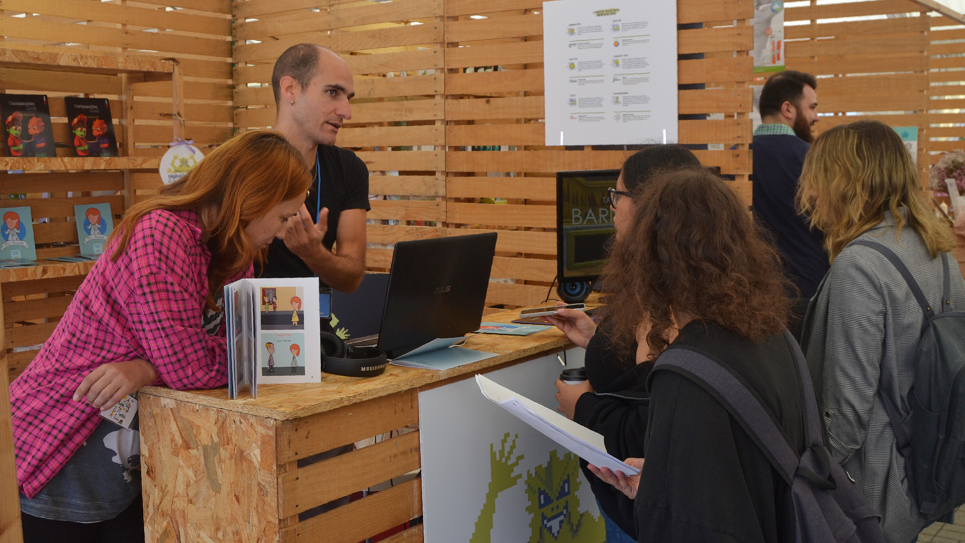 Los emprendedores presentan sus productos y servicios en los diferentes espacios de la carpa. Foto: UVigo