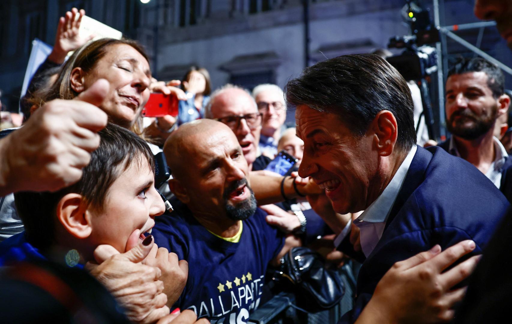 Giuseppe Conte, con los seguidores del Movimiento Cinco Estrellas, este viernes en Roma.