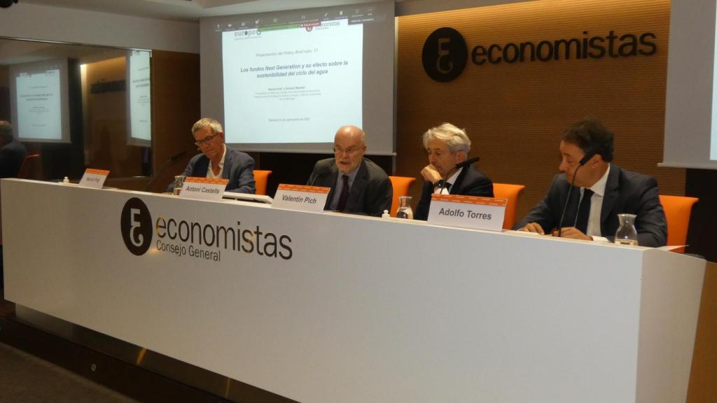 Narcís Prat, al fondo, en la presentación PB EuropeG sobre los fondos europeos y el ciclo del agua