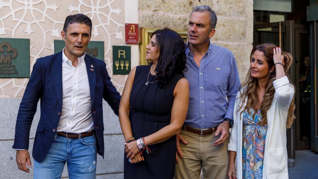 El diputado, la presidenta de Vox en Segovia, el secretario general de Vox y la procuradora, en Segovia