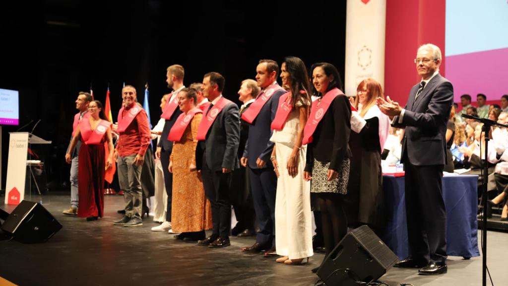 Imagen de la graduación de la universidad Isabel I