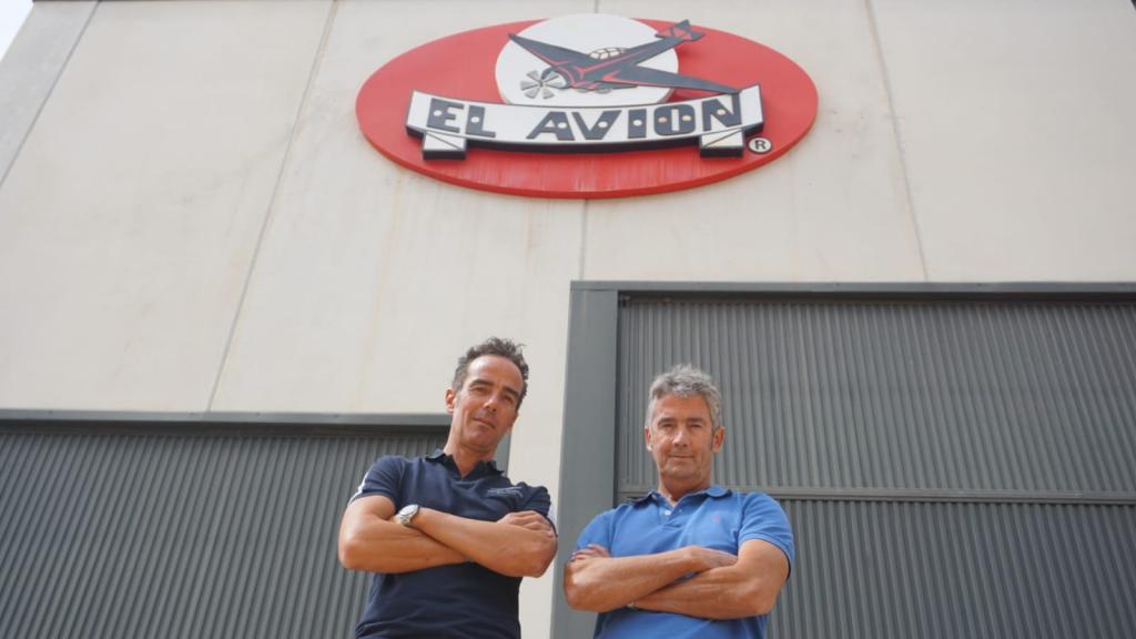 Carlos y Antonio Gómez Gras, posando delante de la fachada de su nave en Aspe.