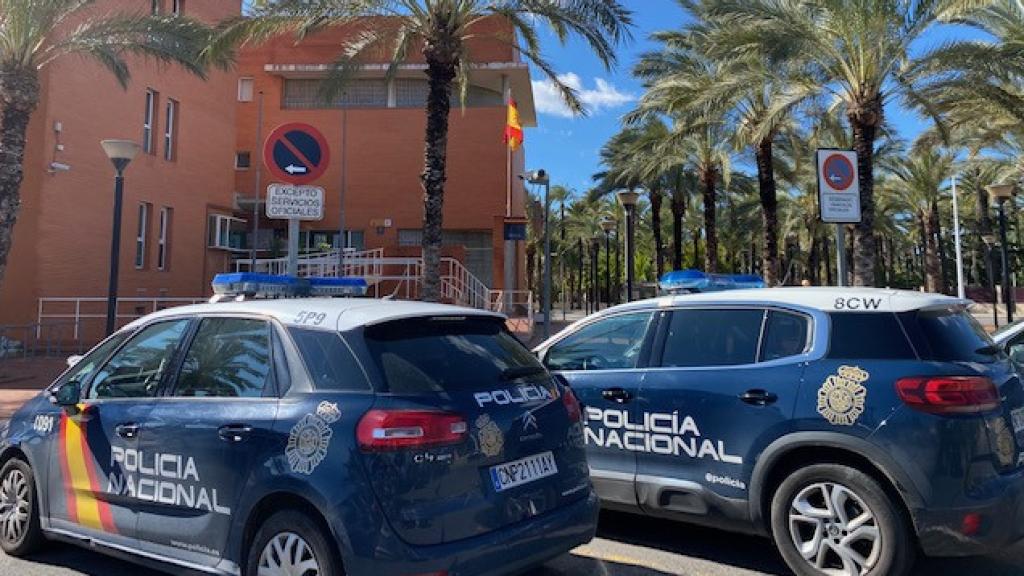 Coches de la Policía Nacional en Elche.