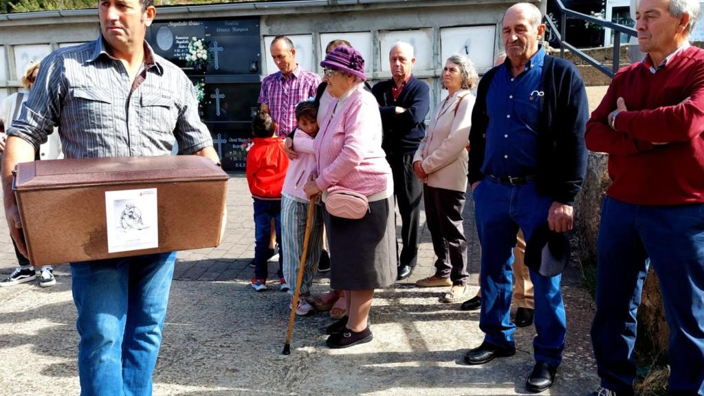 Genoveva recupera los restos de su hermano Luis Vega González en un acto en León