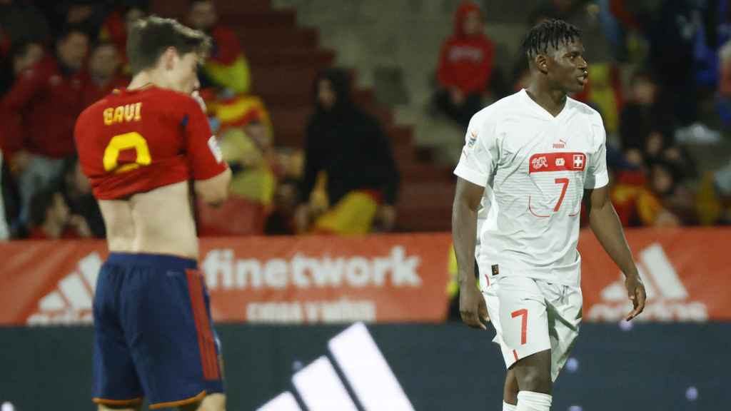 Gavi se lamenta tras el gol de Embolo a España