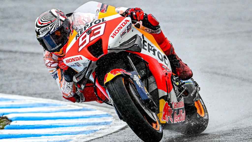 Marc Márquez pilota su Honda RC213V bajo la lluvia, en el circuito de Motegi.