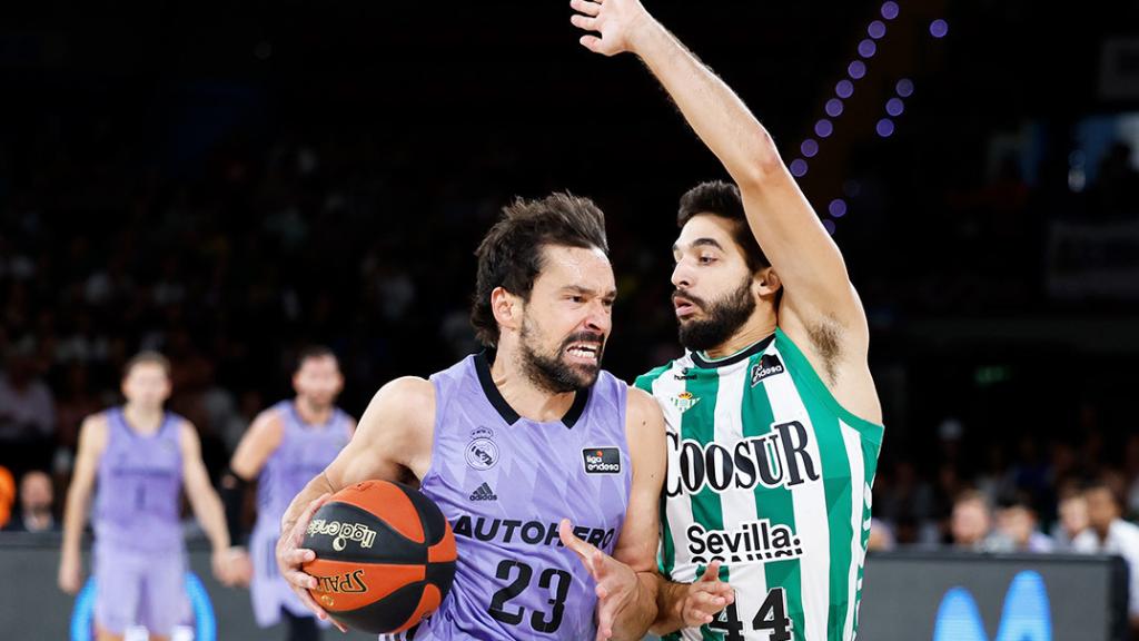 Sergio Llull intenta una penetración ante Coosur Betis en la Supercopa Endesa 2022