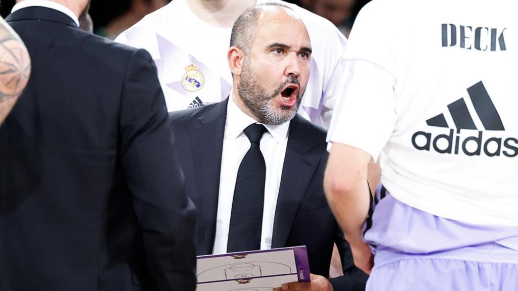 Chus Mateo dando indicaciones a sus jugadores en la Supercopa