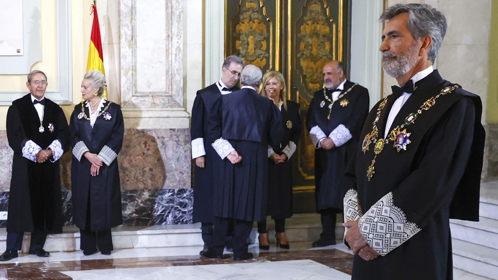 Carlos Lesmes y los miembros de la Sala de Gobierno del Tribunal Supremo esperan al Rey para la apertura del año judicial./
