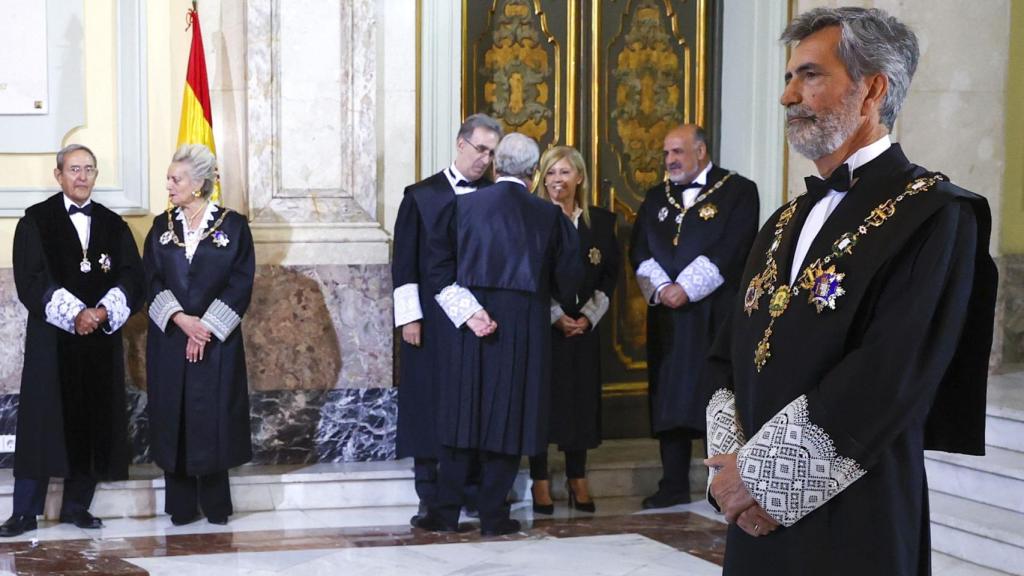 Carlos Lesmes y los miembros de la Sala de Gobierno del Tribunal Supremo esperan al Rey para la apertura del año judicial./