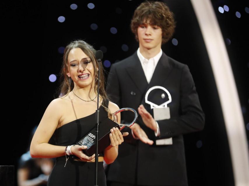 Los actores Carla Quílez (i) y Paul Kircher agradecen la Concha de Plata a la mejor interpretación protagonista ex aequo, durante la gala de clausura de la 70 edición del Festival de Cine de San Sebastián. Foto: EFE/Juan Herrero