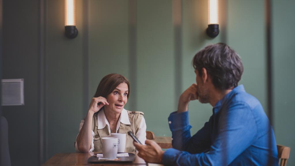 Galarreta charla con el periodista Rubén Fernández-Costa.