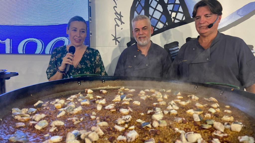 La concejal de Hostelería, Lidia López, durante la preparación de uno de los arroces.