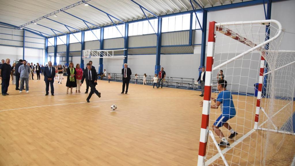 García-Page se ha animado a lanzar un penalti en el nuevo pabellón.