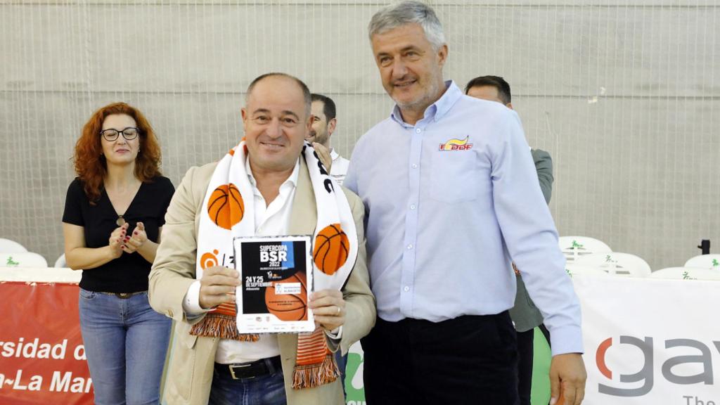 Emilio Sáez, alcalde de Albacete, con la bufanda del Amiab.