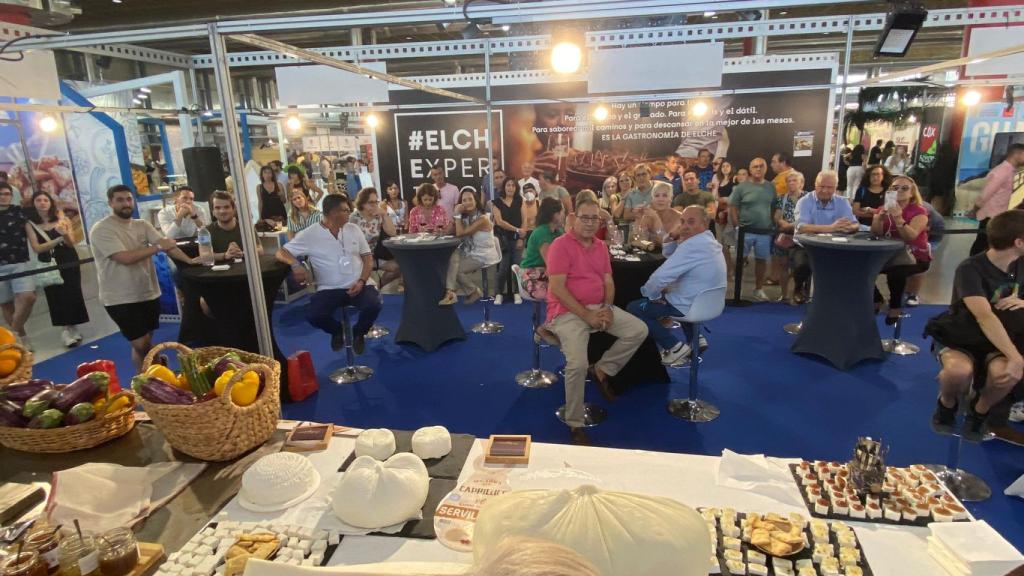 El expositor de Alicante ciudad en Alicante Gastronómica, lleno de gente.
