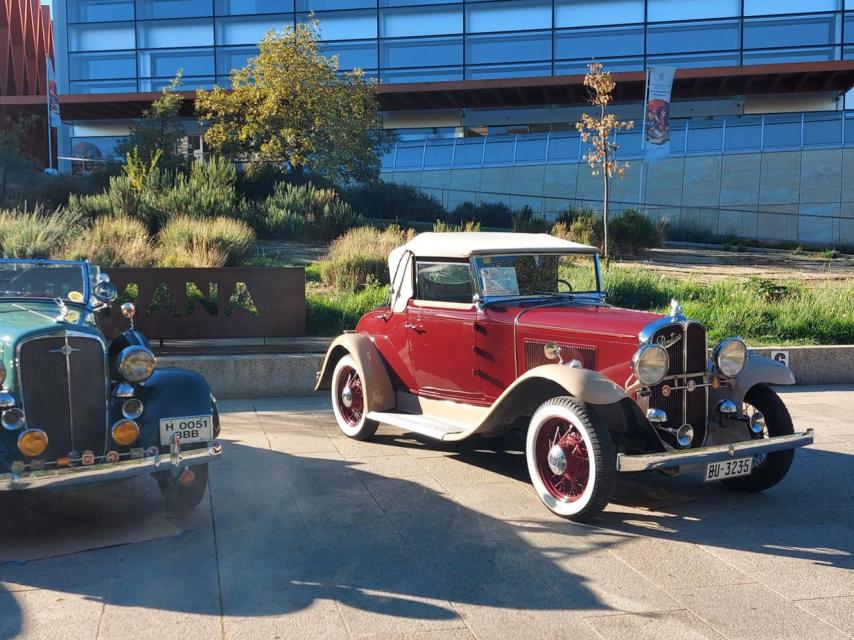 Imagen de algunos de los vehículos históricos desplegados en el centro de Burgos.
