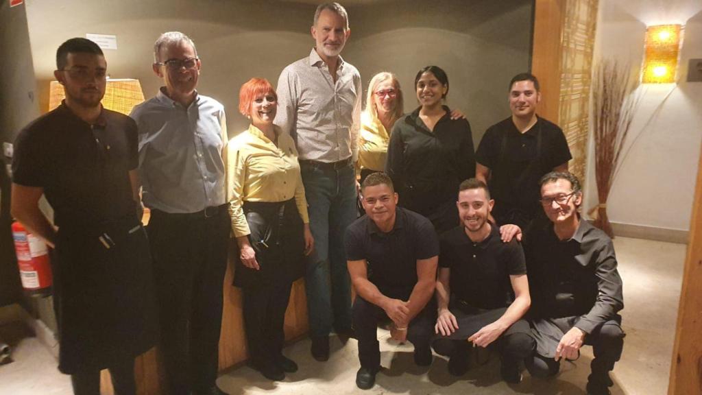 Sorpresa en un restaurante de Burgos: el rey Felipe VI con sus compañeros de la Escuela Naval