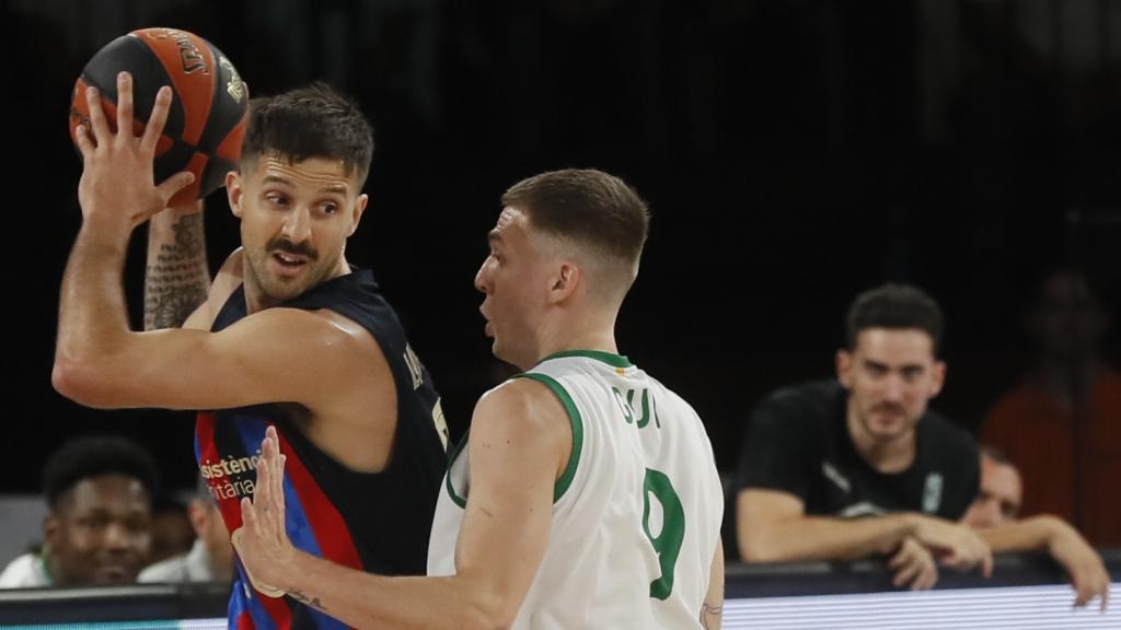Nico Laprovittola jugando un balón ante Joventut