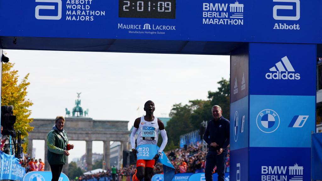 Eliud Kipchoge, ganador del Maratón de Berlín 2022 con un tiempo de 2:01:09