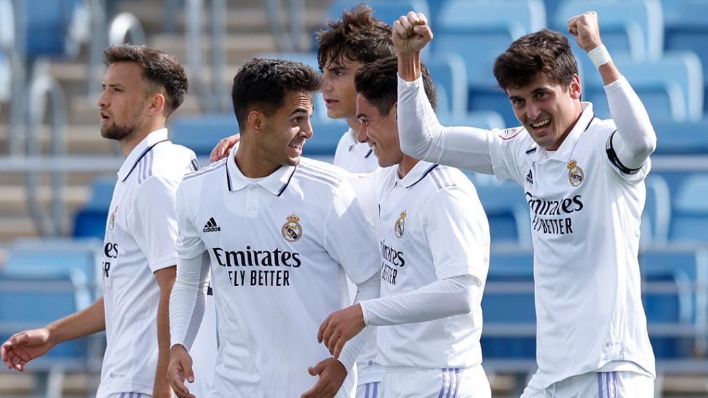 Carlos Dotor, celebrando con sus compañeros del Real Madrid Castilla su gol al CD Badajoz