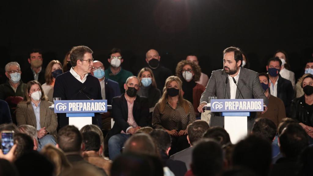 Alberto Núñez Feijóo y Paco Núñez durante un acto político en Toledo.
