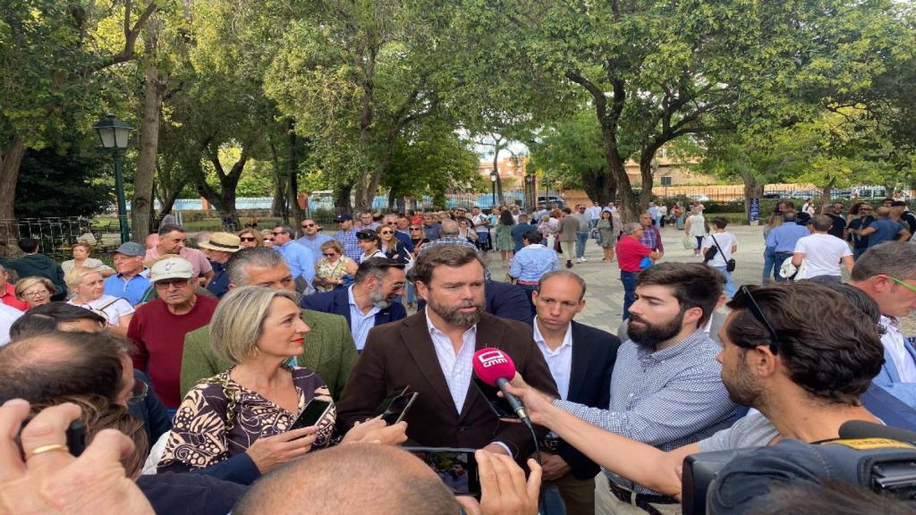 Espinosa de los Monteros ha atendido a los medios de comunicación en Talavera de la Reina. Imagen: Vox Toledo.