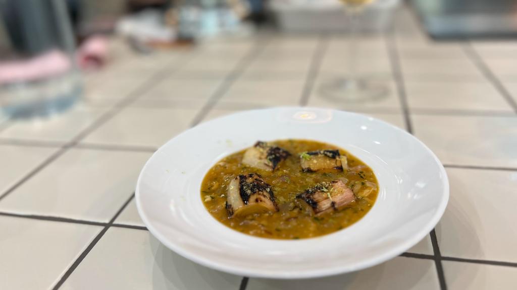 Guiso de tendones y puerro a la brasa