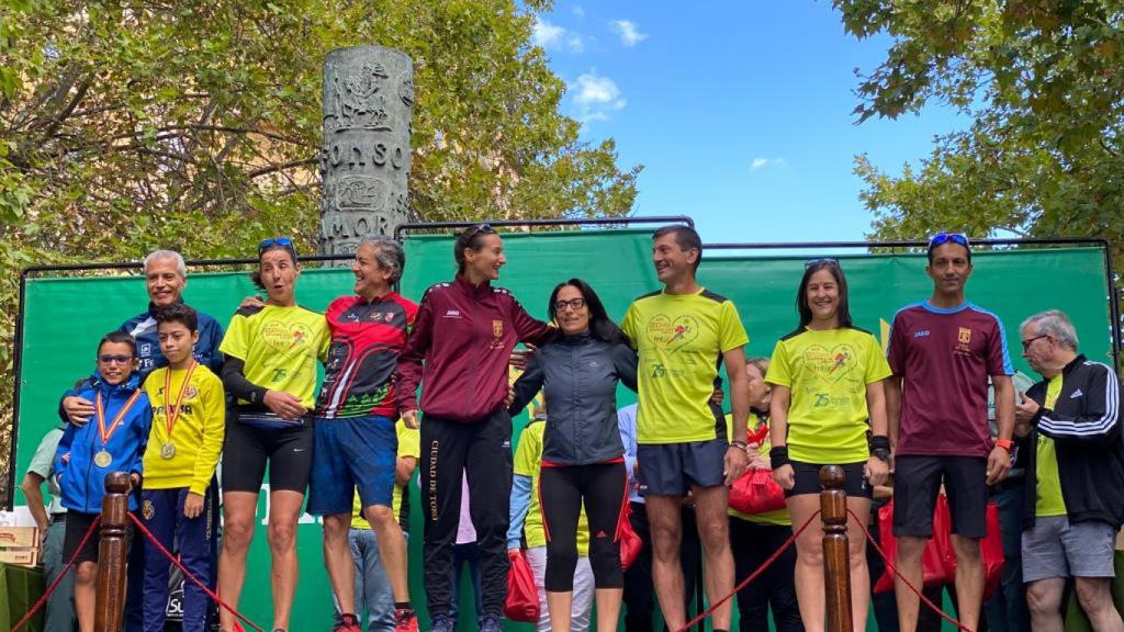 Los representantes del Vino Toro Caja Rural en el podio