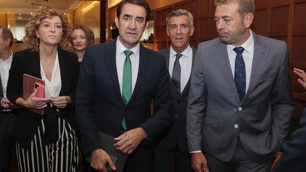 María Pardo, directora general de Vivienda, Súarez-Quiñones, consejero de Medio Ambiente, Vivienda y Ordenación del Territorio y José María García, presidente de Apifoncal