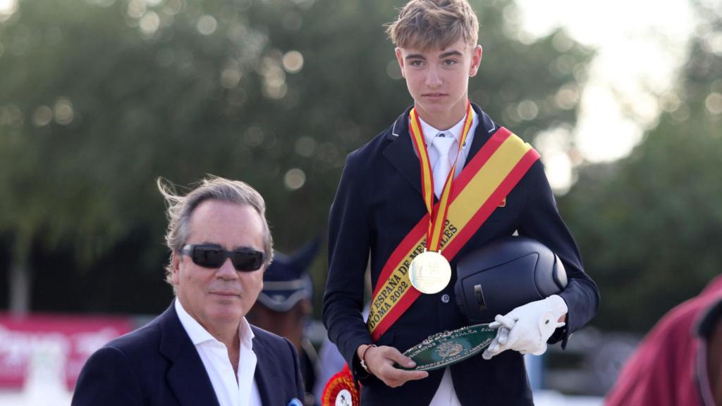 Hugo Mélida recibe la medalla de oro de manos del presidente de la RFHE, Javier Revuelta