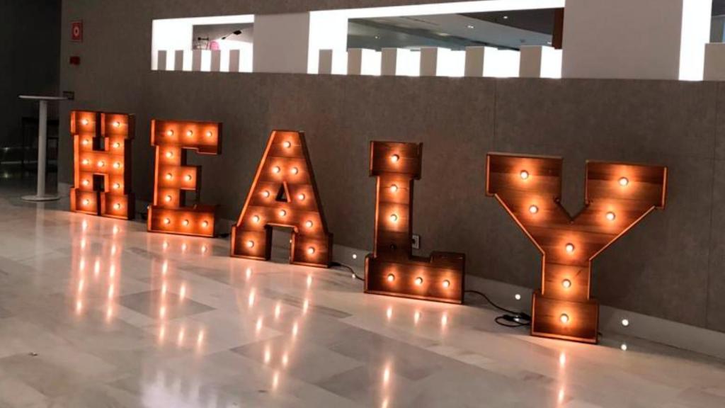 Letras de Healy con una bombilla fundida.