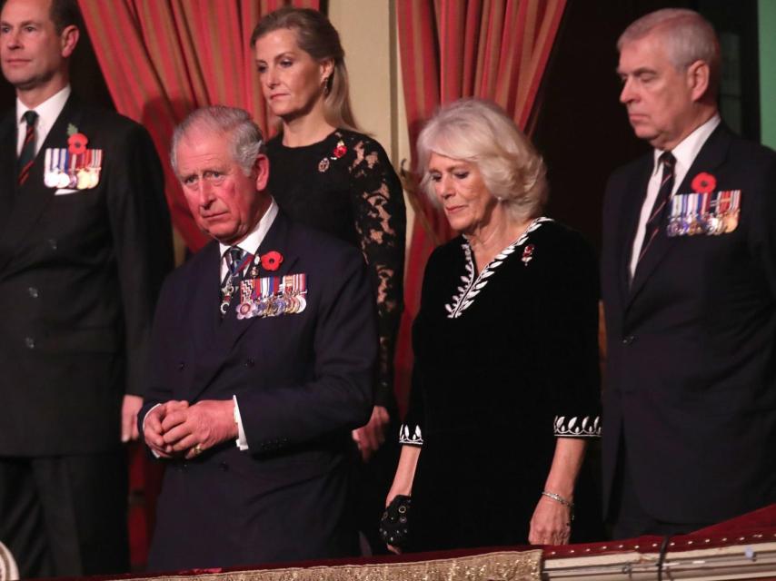 Los actuales reyes con Andrés de York, con quien mantienen una tensa relación.