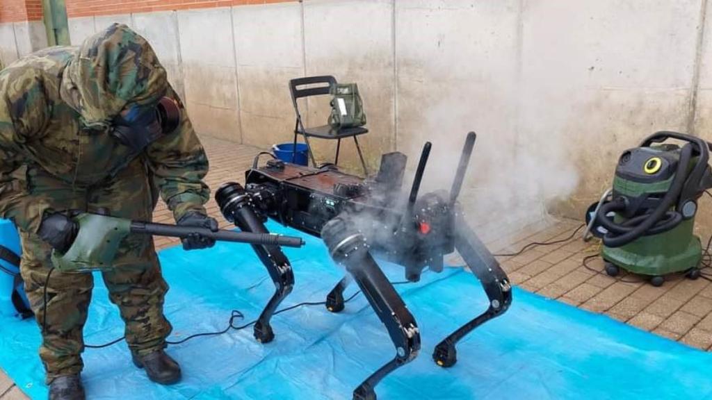 Militar español limpiando al Vision 60