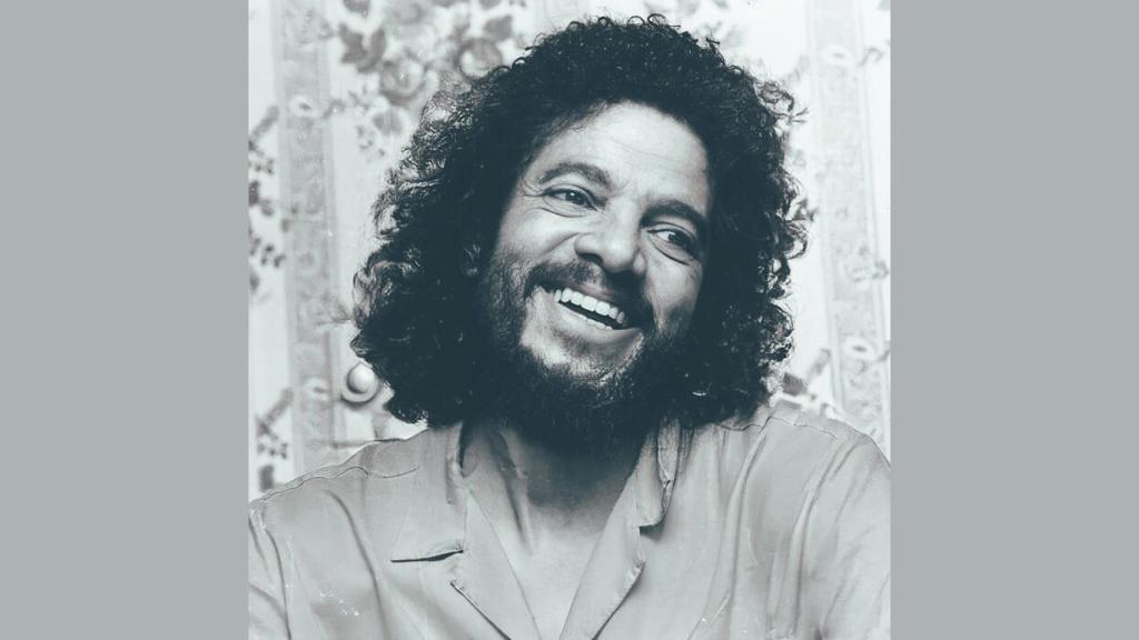 Michael Jackson, interpretado por Alper Yesiltas.