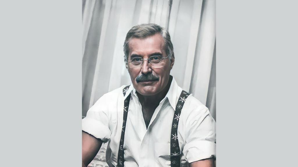 Freddie Mercury, representado por Alper Yesiltas.