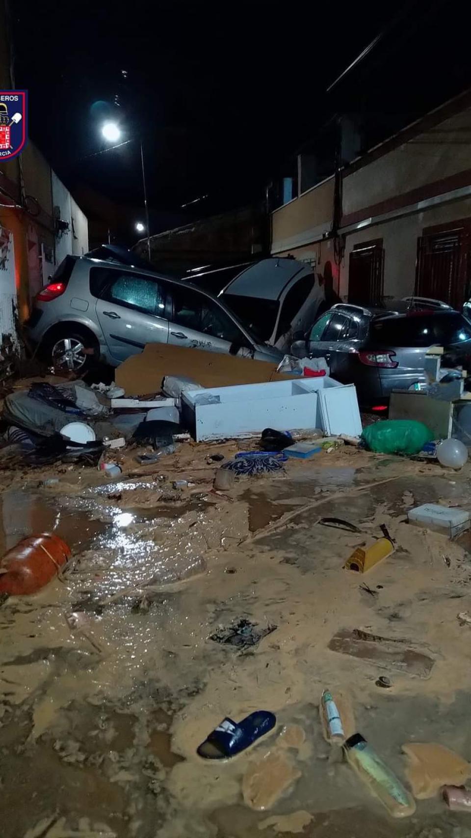 La presa artificial a base de coche apilados que se formó en la calle San Nicolás de Javalí Viejo donde fue localizado el cuerpo sin vida de Antonio 'El Porretero'..