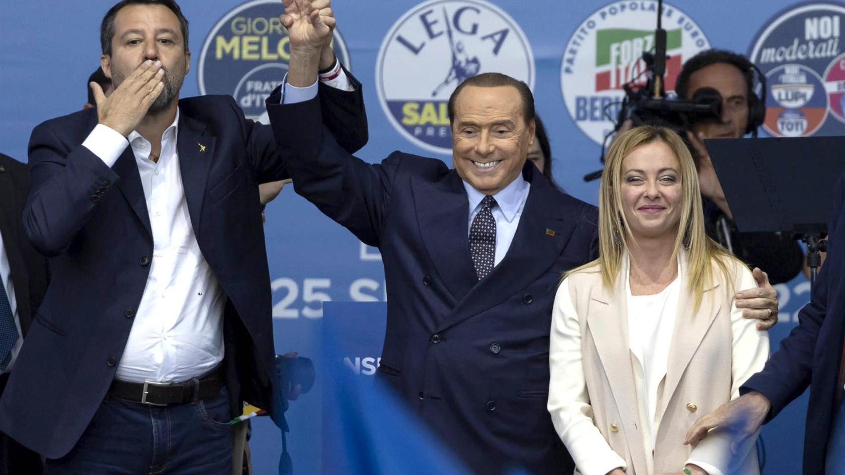 Matteo Salvini, Silvio Berlusconi, y Giorgia Meloni durante el último mitin de la coalición el pasado jueves en la Piazza del Popolo de Roma.