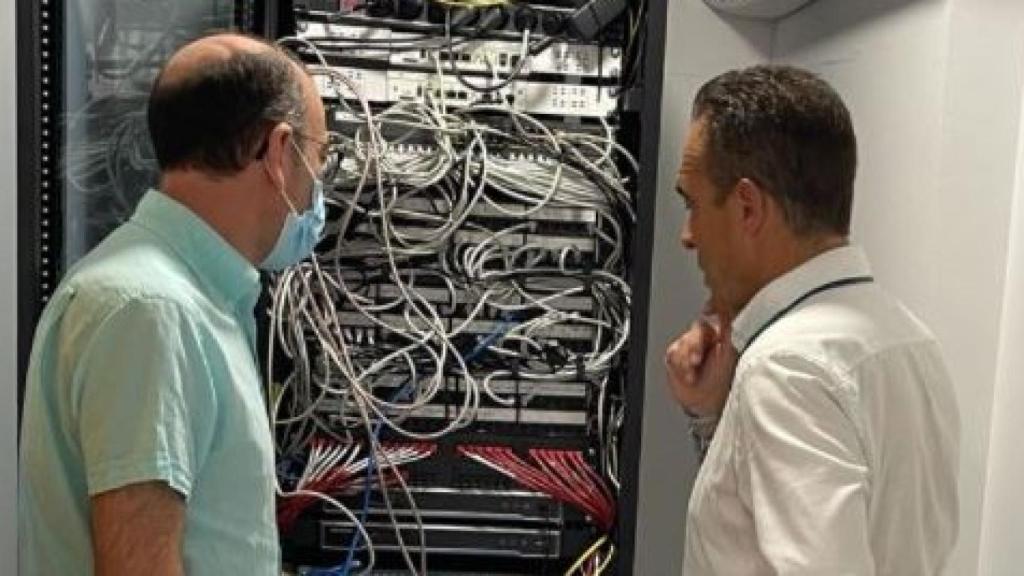 El concejal Antonio Peral en el Centro Control de Datos.