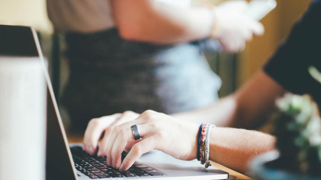 La Conselleria de Innovación acuerda con diez operadoras la puesta en marcha del bono digital.