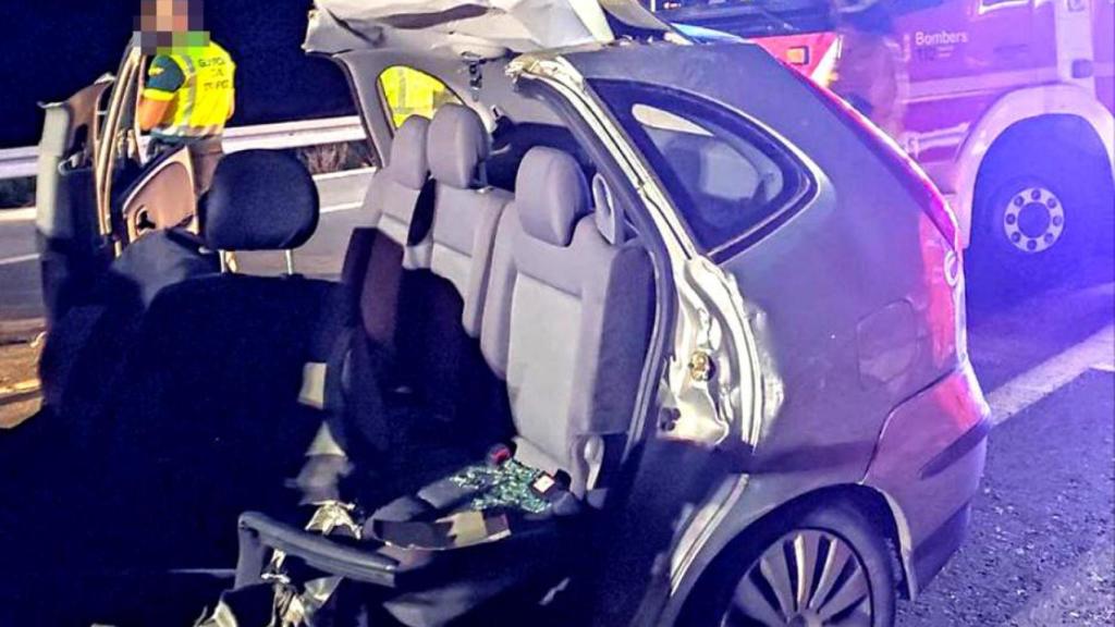 Así quedaba el vehículo del presunto agresor tras presuntamente acabar con la vida de su mujer.