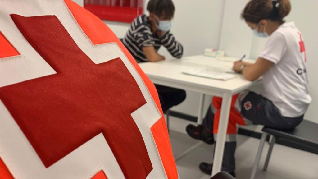 Una persona migrante es atendida por Cruz Roja Alicante el pasado sábado.